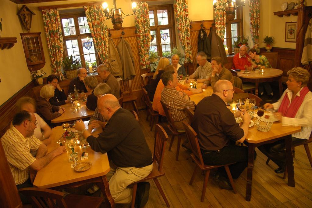 Gasthof Zum Weissen Lamm Sommerach Exterior foto