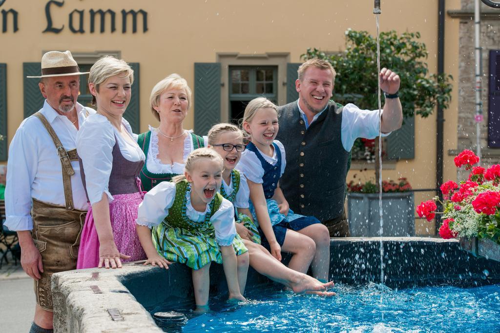 Gasthof Zum Weissen Lamm Sommerach Exterior foto